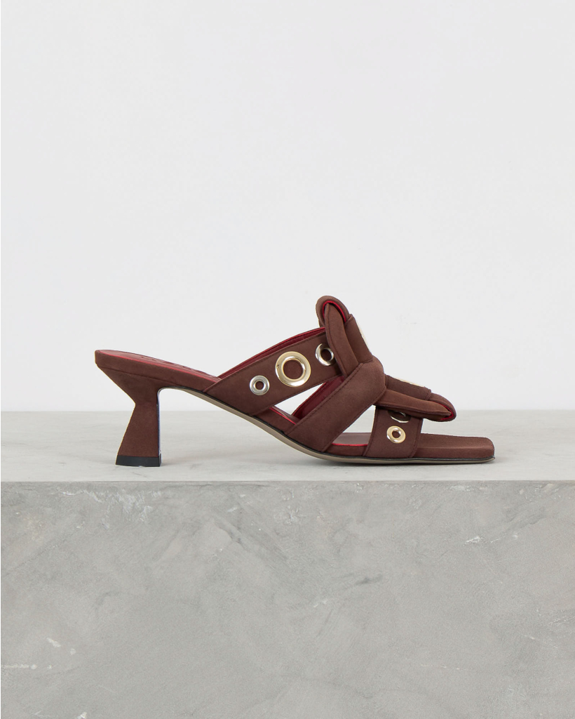 Romy Rivets 03 Hak met Gouden Studs Chocolat