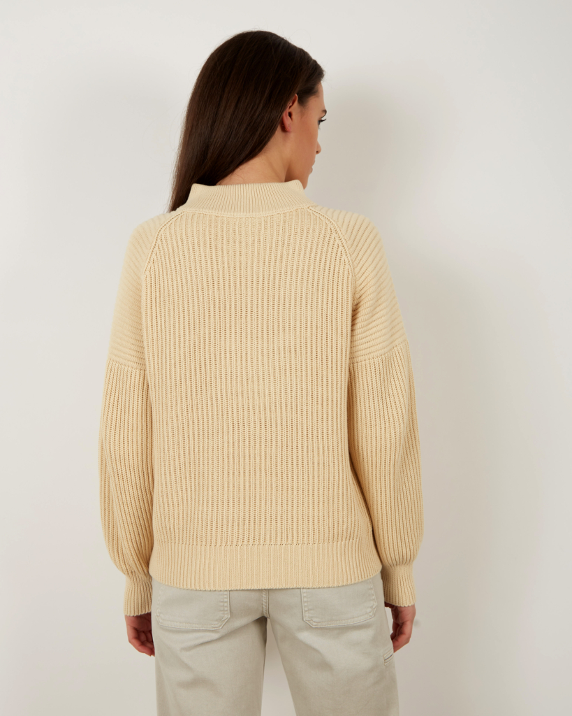 Closed Knitted sweater cashew nuts